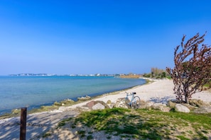 Nær stranden og strandhåndklær