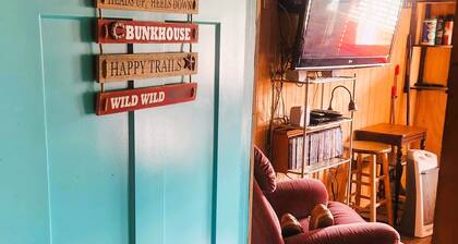 Located outside of Anderson, access to shopping, dinning , 8 miles from Lake.