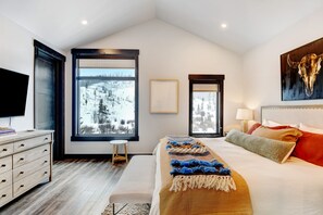 3 bedrooms, desk, iron/ironing board, travel cot - Downtown WP River Front Villa 110 I Rooftop Lounge I Hot Tub I Great Views I Discounted Attractions (Winter Park)