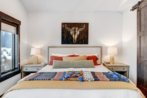3 Schlafzimmer, Schreibtisch, Bügeleisen/Bügelbrett, Reisekinderbett