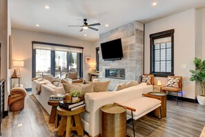 TV connectée, cheminée, jeux vidéo, livres