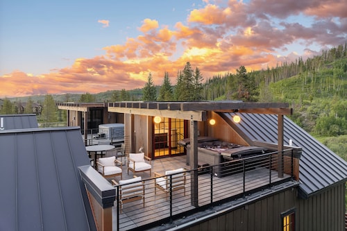 Downtown WP River Front Villa 110 I Rooftop Lounge & Hot Tub I Great Views I Discounted Attractions