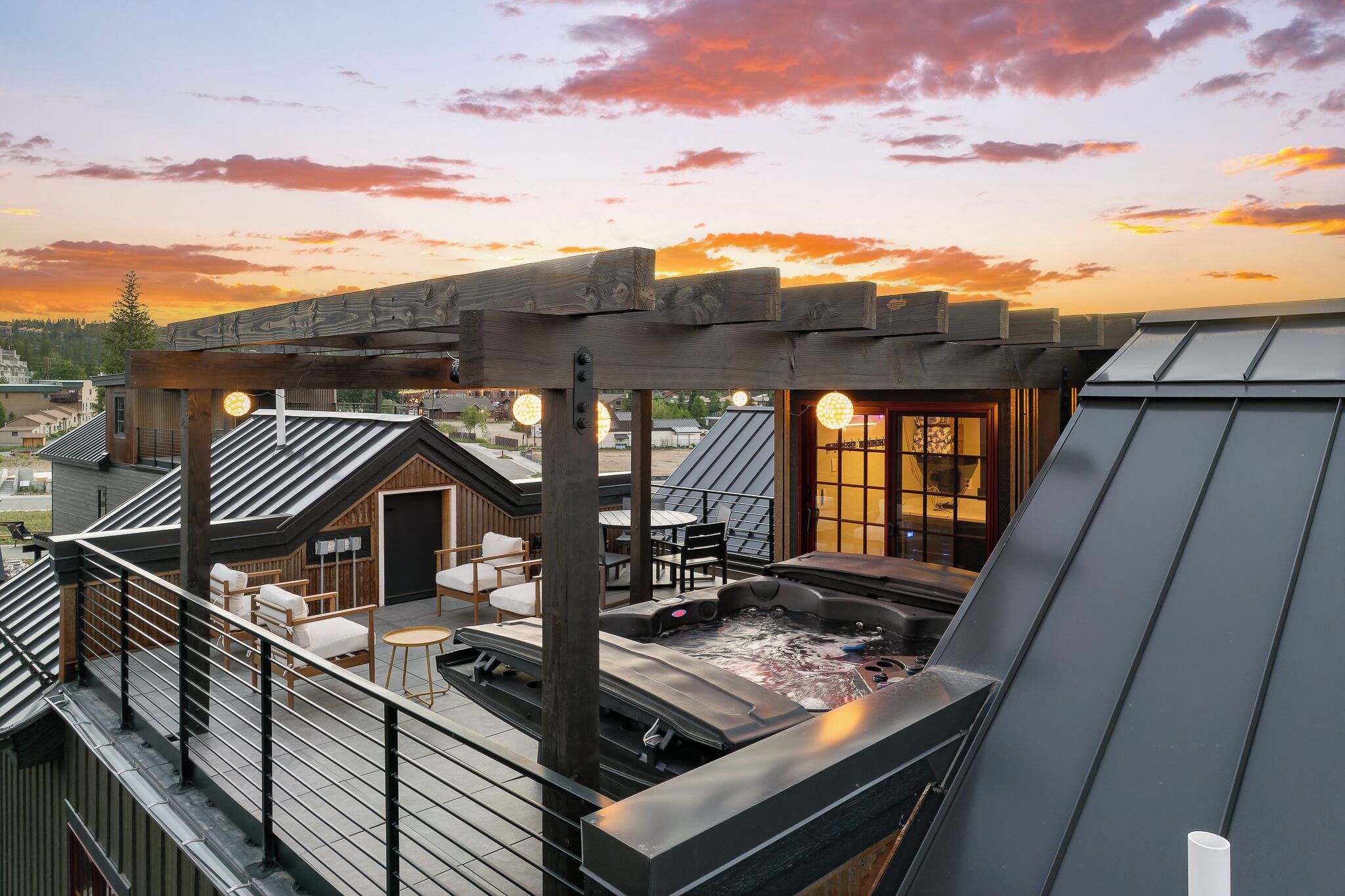 New Luxury River Front Villa 110 / Rooftop Lounge & Hot Tub / Views - $500 FREE Activities Daily