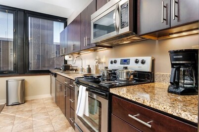 Modern Chic | Prime Location 6th Floor | 24/7 Gym Terrace Roku WiFi