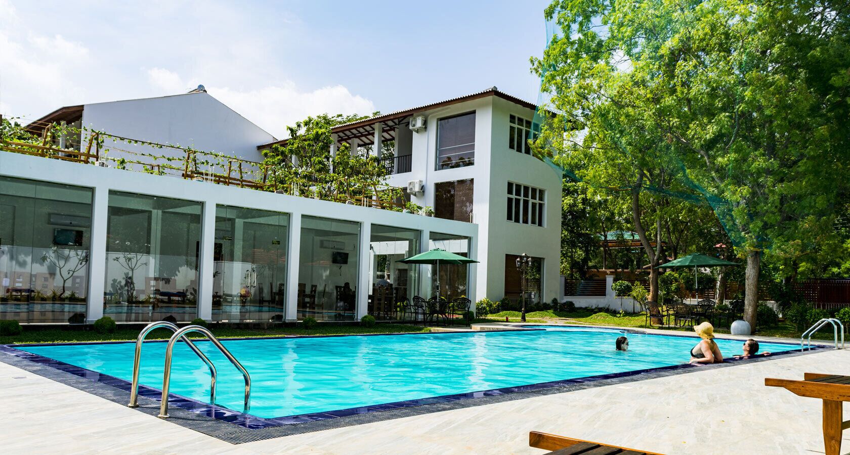 10 من حمّامات السباحة المغطاة، مقاعد للتشمس