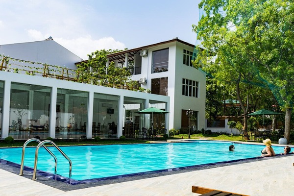 10 Innenpools, geöffnet von 06:00 Uhr bis 22:00 Uhr, Liegestühle