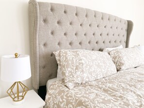 4 bedrooms, WiFi, bed sheets - Bowmanville Home (Bowmanville)