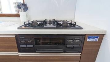 Villa | Privékeuken | Een koelkast/vriezer, een magnetron, een waterkoker, een rijstkoker