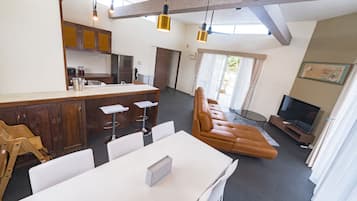 Villa | Woonruimte | Een 59-inch flatscreentelevisie met digitale zenders en een televisie