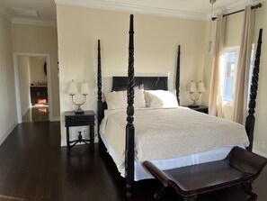 4 bedrooms, iron/ironing board, WiFi, bed sheets