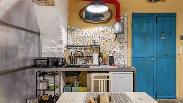 Kühlschrank, Mikrowelle, Herdplatte, Wasserkocher mit Kaffee-/Teezubehör