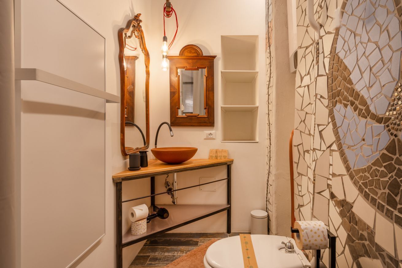 Douche, sèche-cheveux, serviettes fournies, shampoing