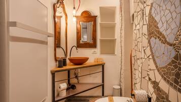 Dusche, Haartrockner, Handtücher, Shampoo