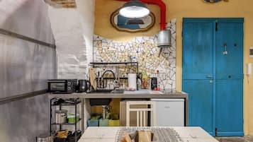Refrigerador, microondas, parrilla de estufa y cafetera y tetera