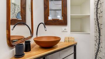 Shower, hair dryer, towels, shampoo