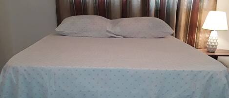 1 slaapkamer, een strijkplank/strijkijzer, gratis wifi, beddengoed