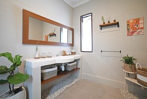 Een douche, handdoeken, zeep, shampoo