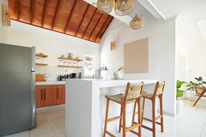 Fridge, stovetop, coffee/tea maker, electric kettle - Spacious designer villa in the heart of Berawa (badung)