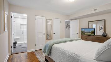 3 quartos, escrivaninha, ferros/tábuas de passar roupa, berço de viagem