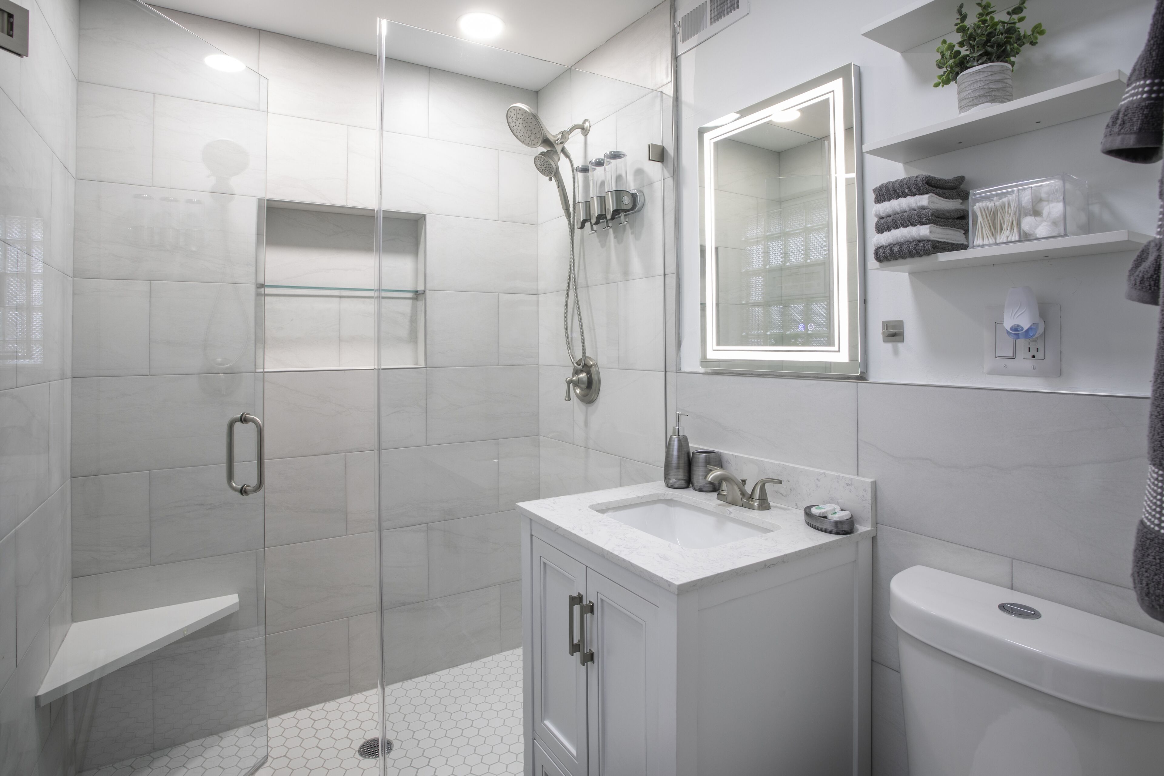 Douche, sèche-cheveux, serviettes fournies, savon
