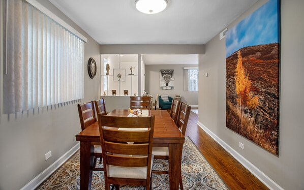 Dining - Chicago charm! Quiet and inviting ! (Chicago)