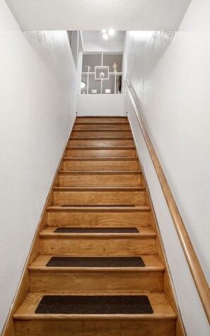 Interior - Chicago charm! Quiet and inviting ! (Chicago)