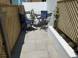 Outdoor dining - Beautiful Cottage in the heart of Deal Excellent & quiet Location. Sunny Garden (Deal)