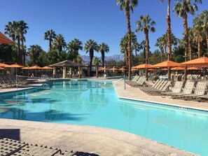 Alberca al aire libre y alberca climatizada