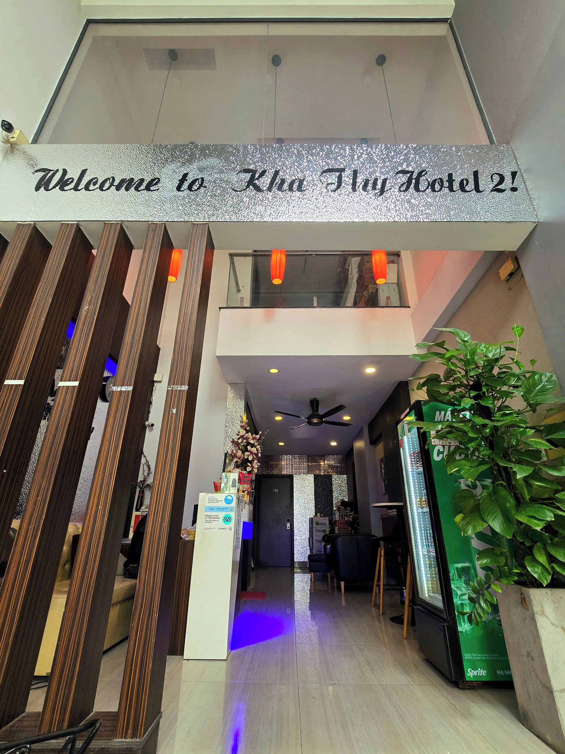 The entrance of Kha Juy Hotel 21 with a modern design, including a reception area, a staircase, and a seating area.