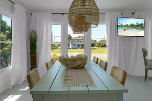 Dining - Ocean's Eleven Edisto - Cozy Cottage 1 block from the beach! (Edisto Island)
