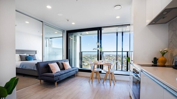Un appartamento moderno con balcone, zona pranzo e cucina.