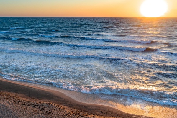 Playa privada, sillas reclinables de playa, sombrillas