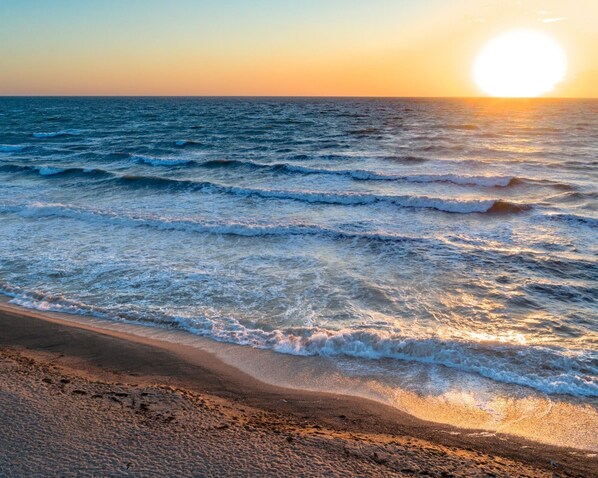 Playa privada, camastros, sombrillas y vóleibol de playa