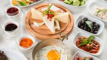 Café da manhã com buffet todos os dias (TRY 500 por pessoa)