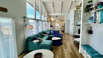 TV connectée, cheminée, jeux vidéo, livres