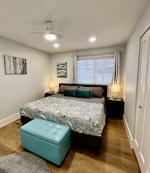 4 habitaciones, escritorio y tabla de planchar con plancha 