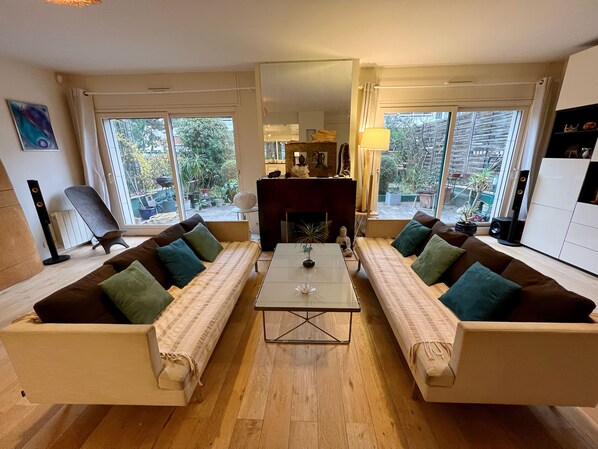 Smart TV, books, stereo