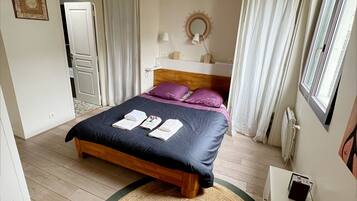 3 habitaciones, escritorio, tabla de planchar con plancha y wifi gratis