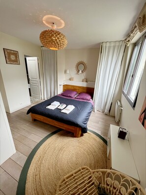 3 habitaciones, escritorio, tabla de planchar con plancha y wifi gratis