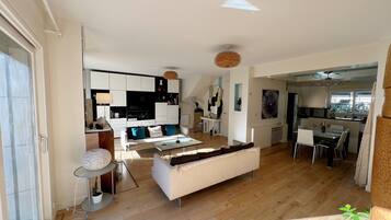 Smart TV, books, stereo