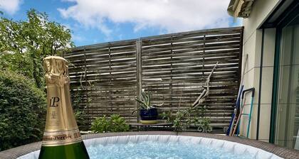 Splendid House, Jacuzzi and Private Gardens Paris