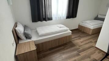 MörklÀggningsgardiner, strykjÀrn/strykbrÀda och gratis wi-fi