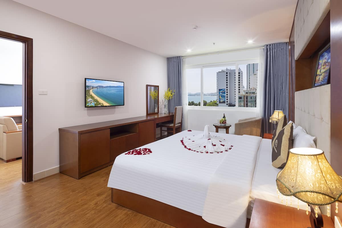 Luxury Suite, 1 Bedroom, Non Smoking, Beach View