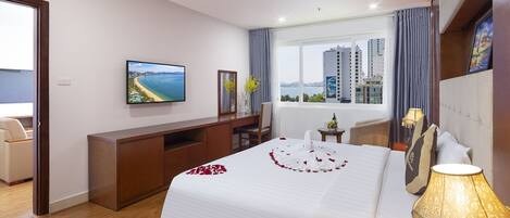 Suite de luxe, 1 dormitori, no fumadors, vistes a la platja | 1 dormitori, roba de llit d'alta qualitat i cobrellits