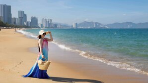 Une plage avec la silhouette d’une ville en arrière-plan.