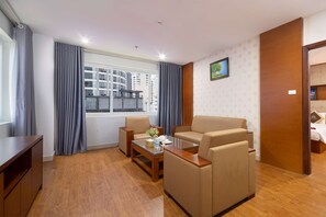 Suite VIP | Living area | 32-inch flat-screen TV with cable channels, TV