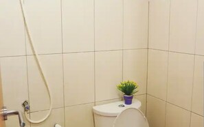 Douche, douche à « effet pluie », bidet, serviettes fournies