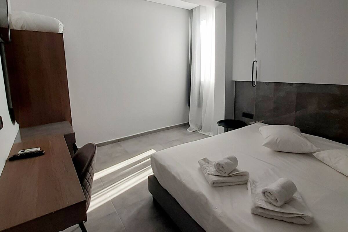 Chambre Double Économique | Literie hypoallergénique, bureau, rideaux occultants