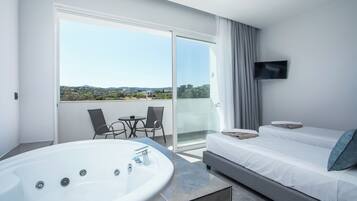 Exclusive Studio Suite | Hypo-allergenic bedding, individually furnished, desk, blackout curtains
