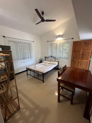 ห้องคอมฟอร์ทดับเบิลหรือทวิน | โต๊ะทำงาน, พื้นที่ทำงานแบบใช้แล็ปท็อป, Wi-Fi ฟรี, ผ้าปูที่นอน